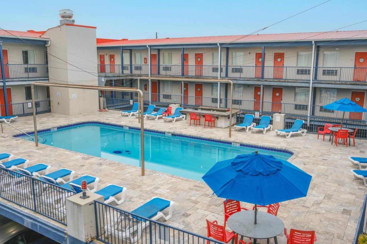 Sea And Breeze Hotel And Condo Tybee Island Exterior photo