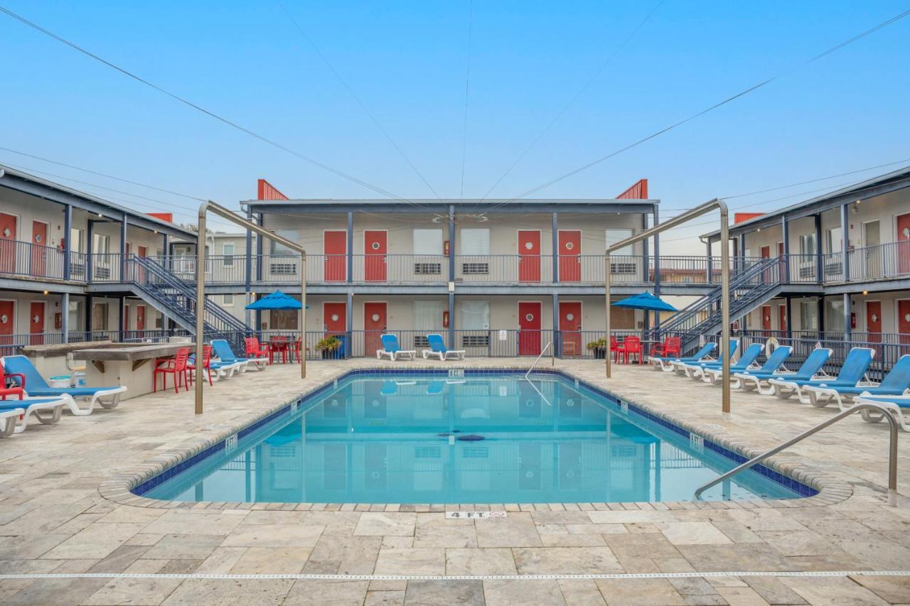 Sea And Breeze Hotel And Condo Tybee Island Exterior photo